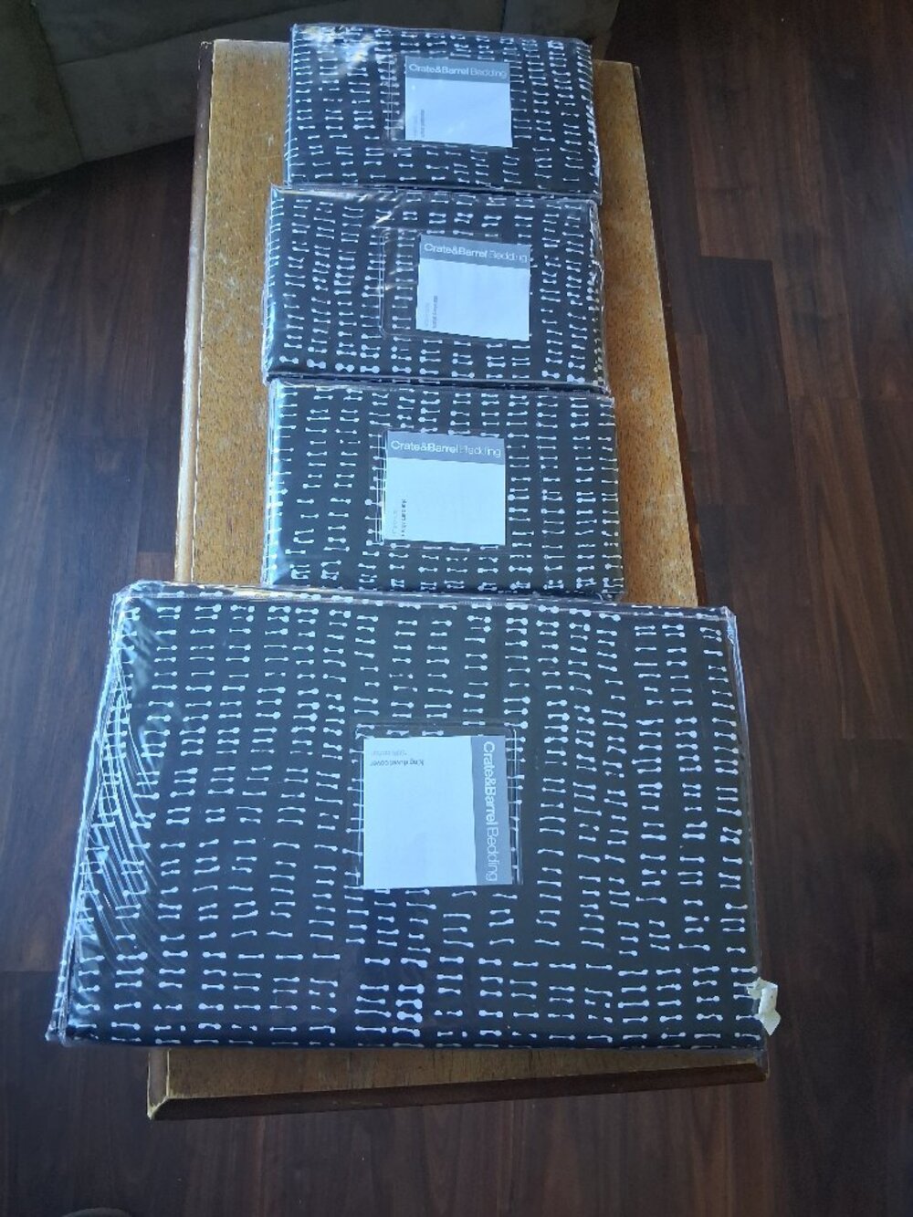 Crate & Barrel Silva Black & White KING 4-Piece Duvet Cover Set. 3 Shams